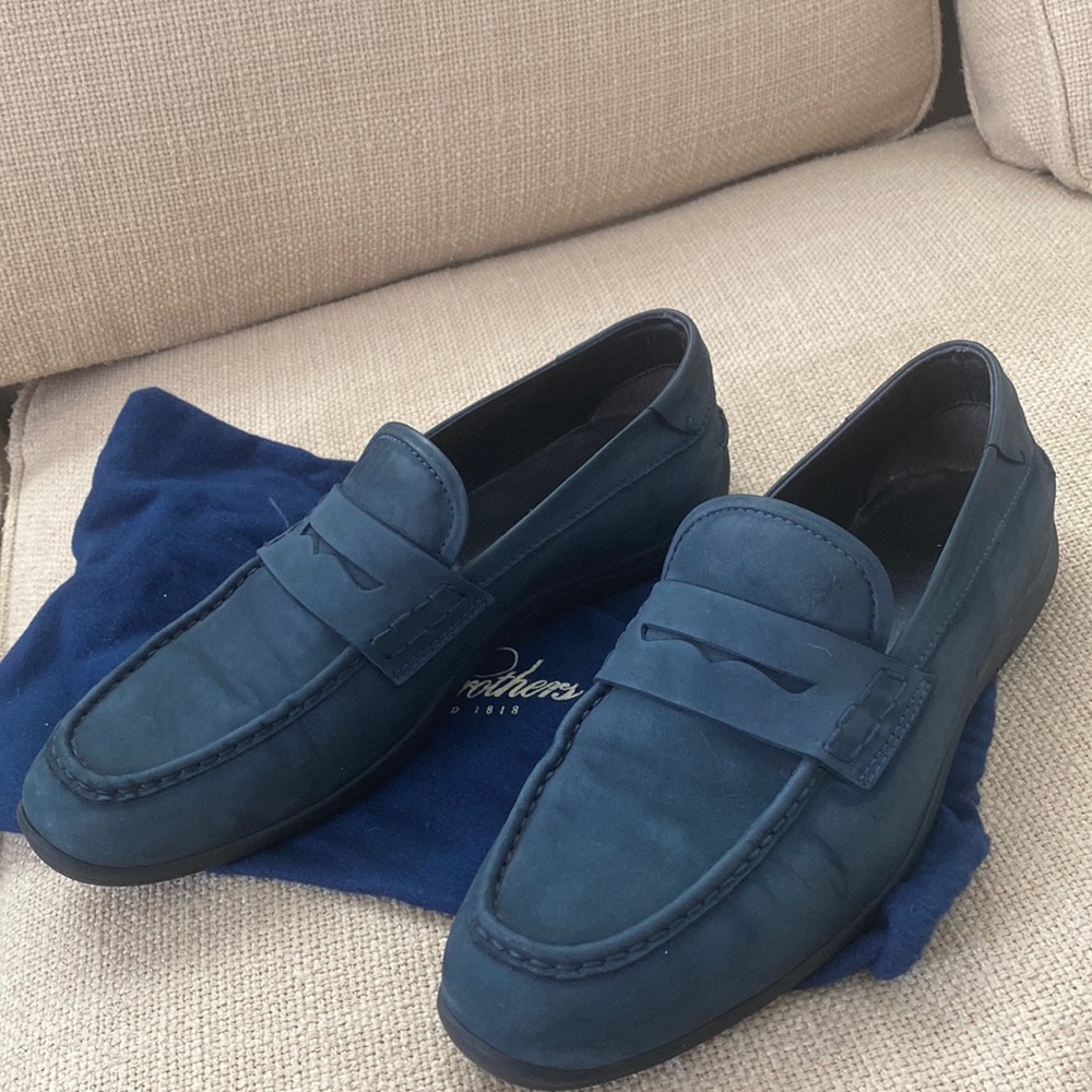 1818 Footwear Suede Penny Moccasins


Brooks brothers, color navy size 8 1/2